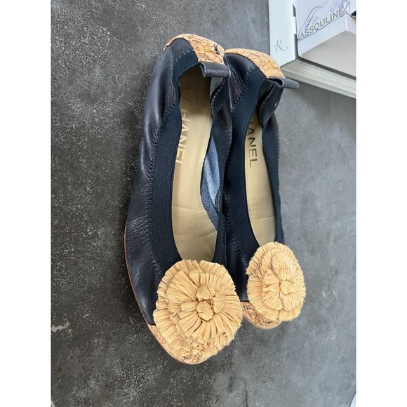 CHANEL Black and Tan Espadrilles with Floral Accent - Picture 4 of 5